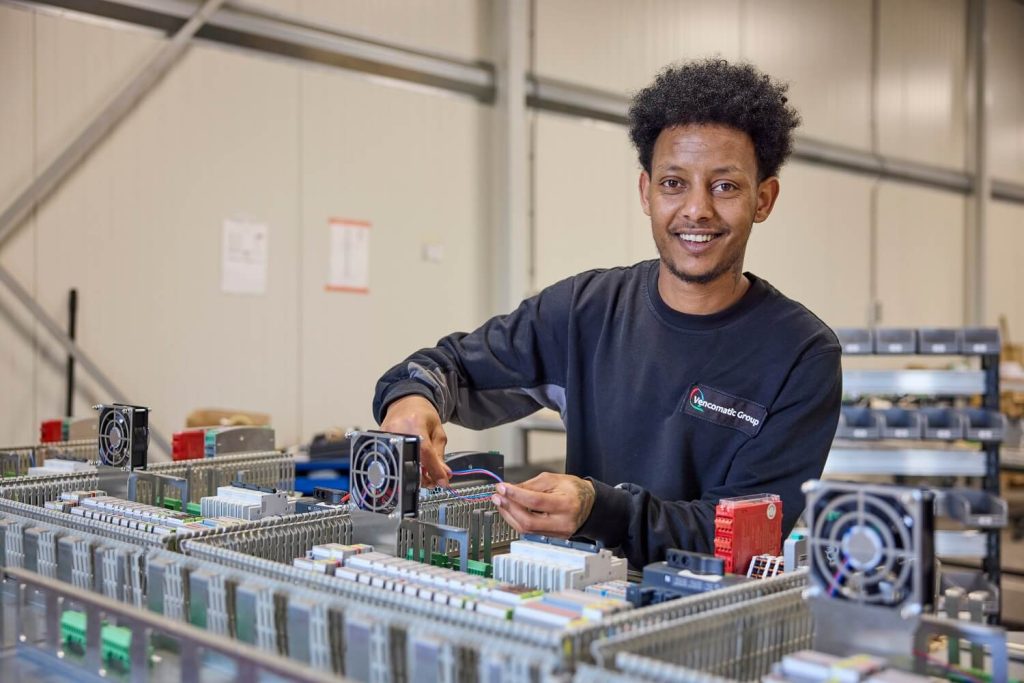 Technicus werkt aan elektronische schakelingen.