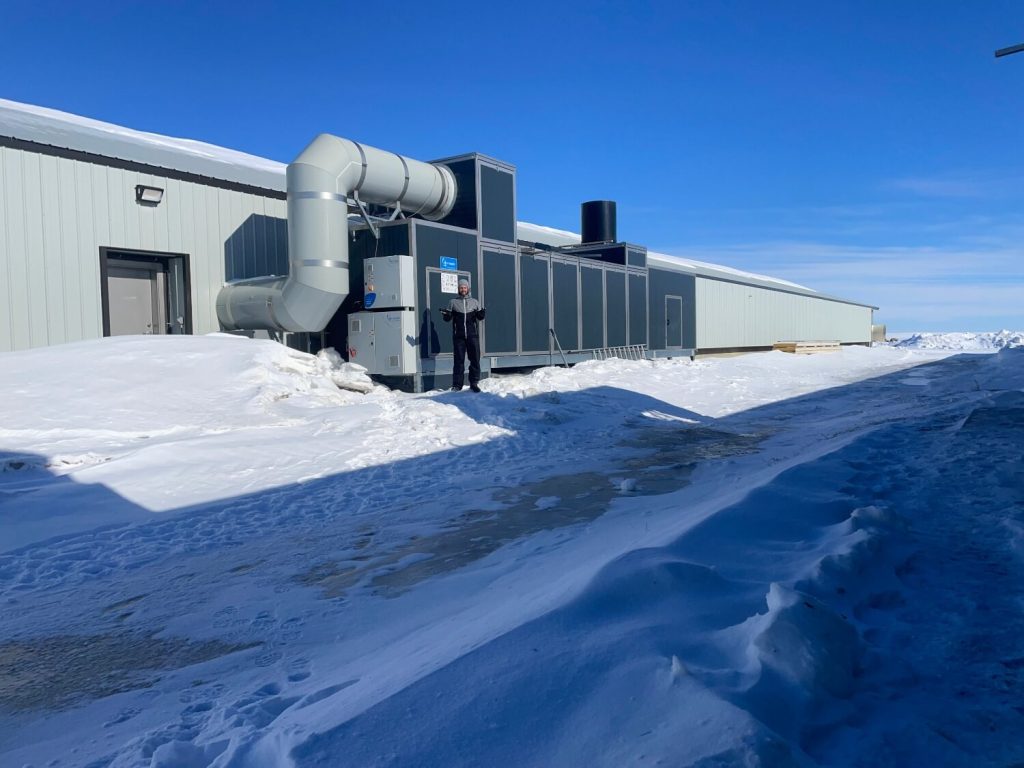 Industriële gebouw in besneeuwde omgeving.