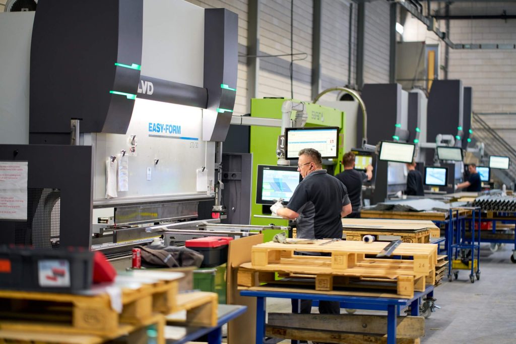 Werkplaats met operators en buigmachines in actie