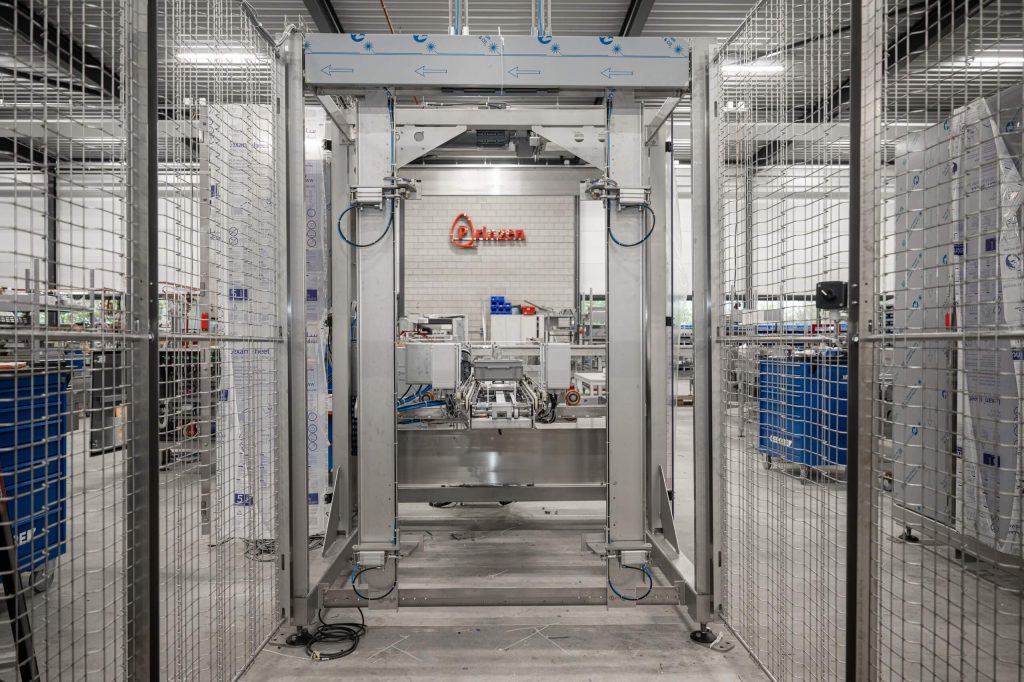 Industriële machine met metalen hekwerk in werkplaats