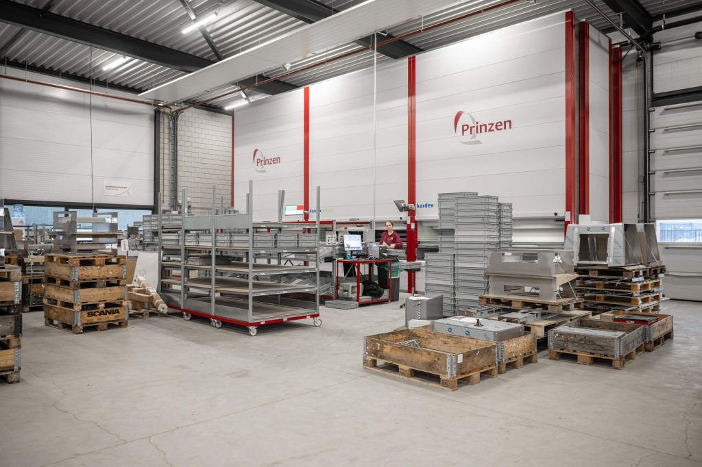 Opslagruimte met industriële apparatuur en pallets.