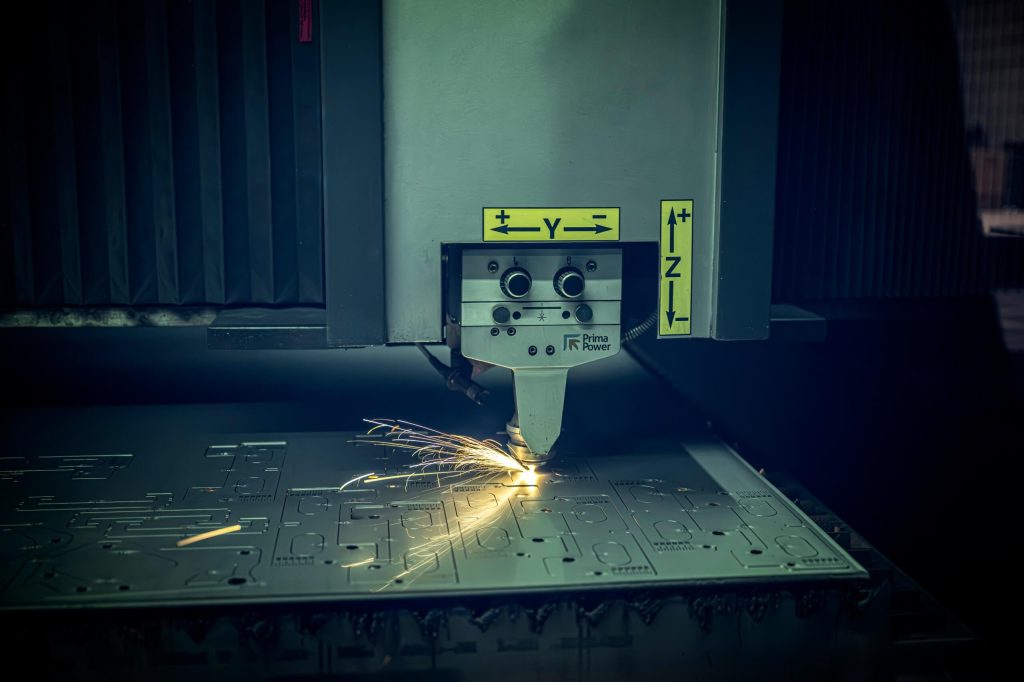 Laser snijdt metaalplaat in fabriek.