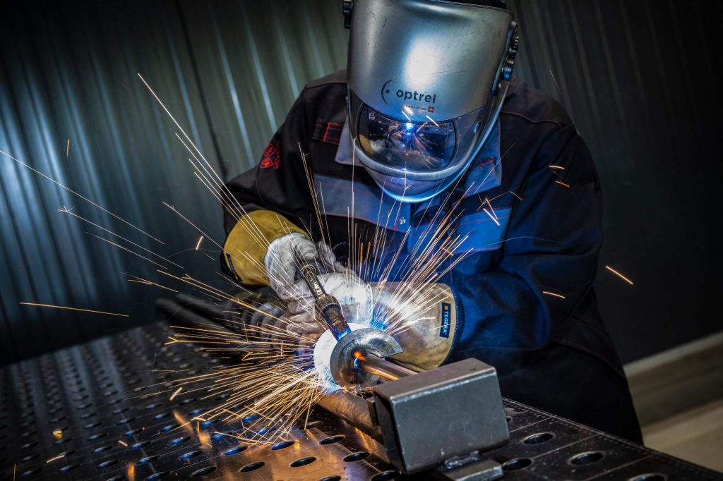 Lasser aan het werk met vonken regen